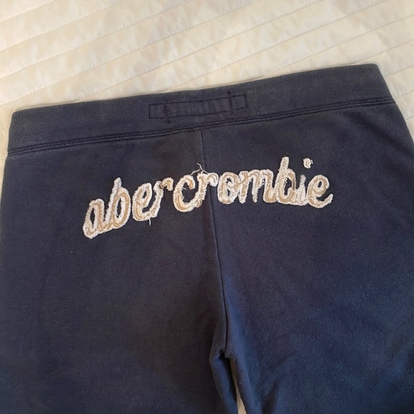 Abercrombie Kids Bermuda Shorts in Navy with Cream & White Embroidery - Size XL - Picture 4 of 5
